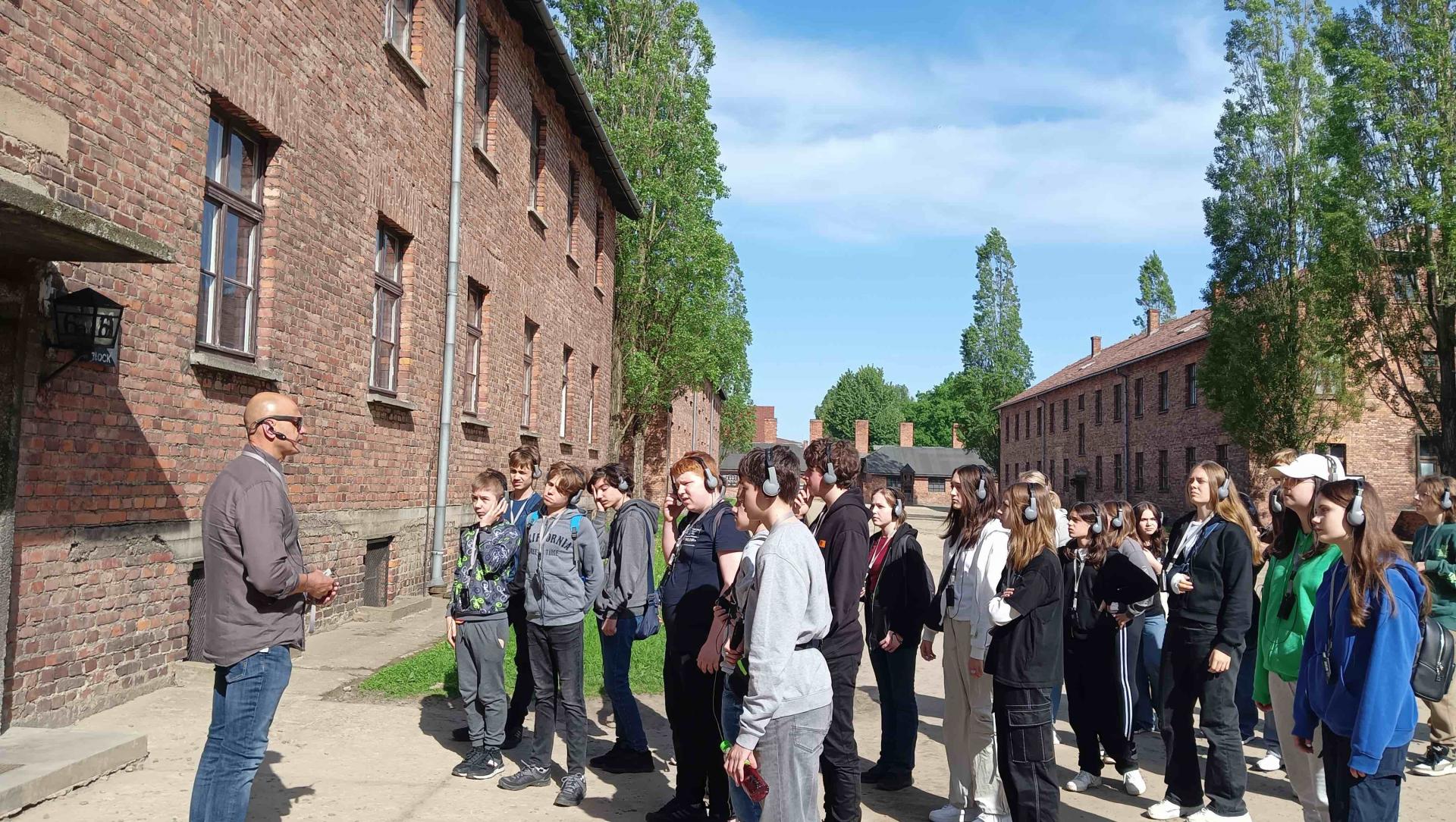 Uczniowie podczas wycieczki w byłym obozie koncentracyjnym