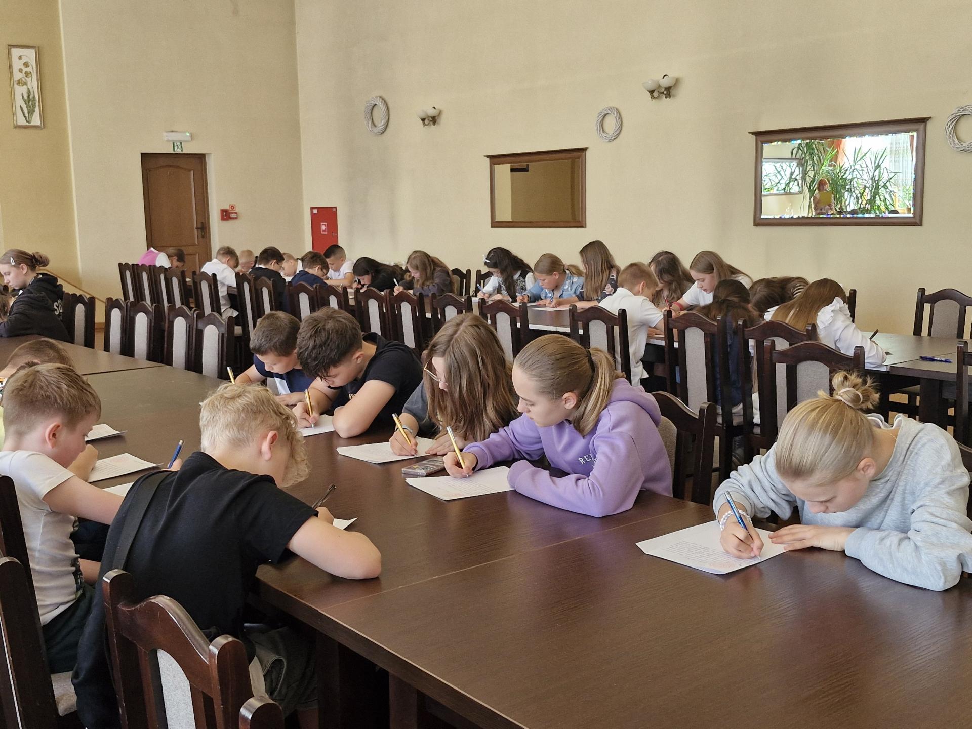 Uczniowie piszący chojnowskie dyktando