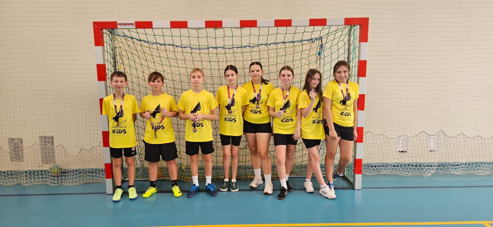 uczniowie klas 6 na tle bramki