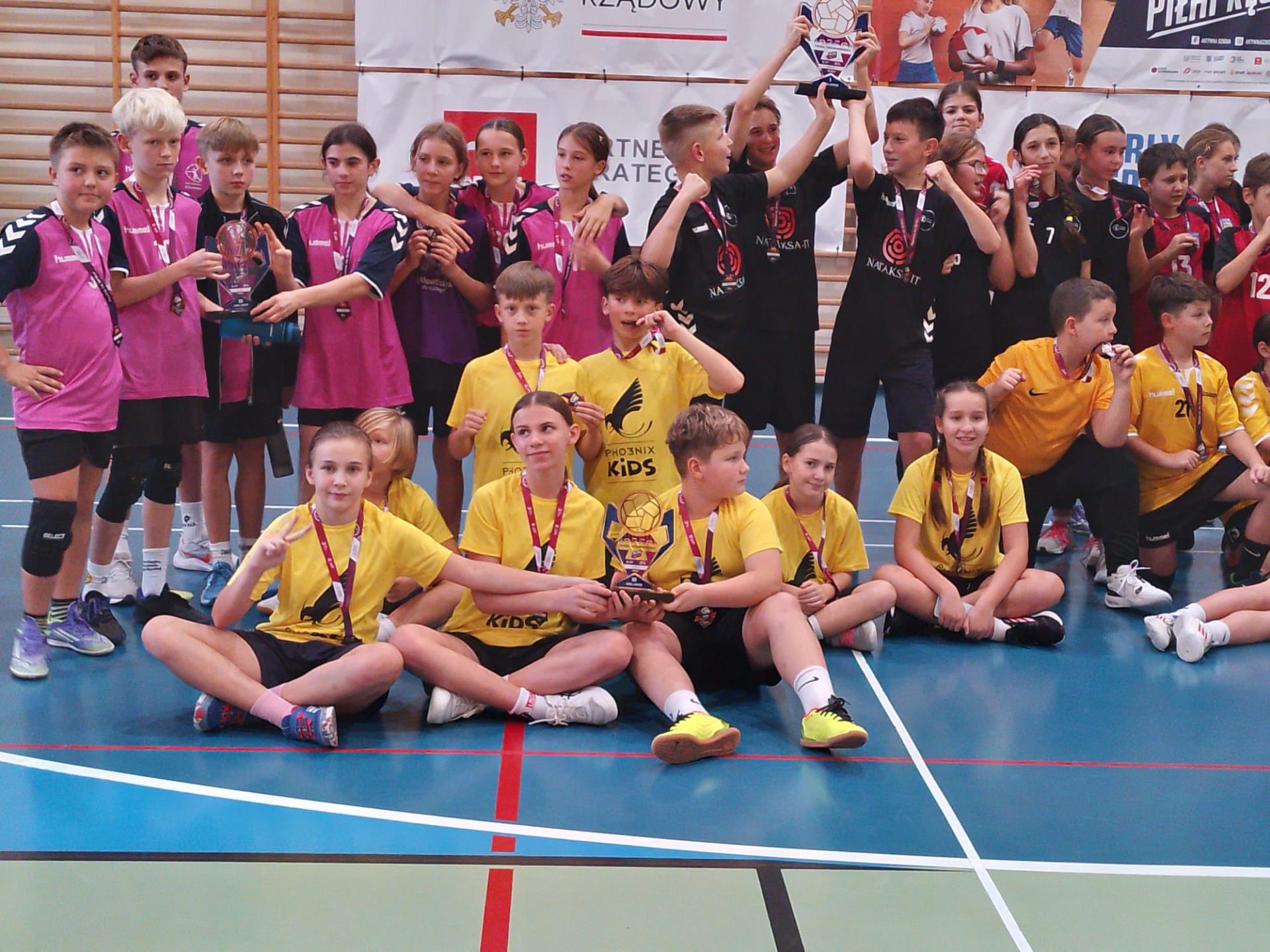 grupa dzieci z pucharem