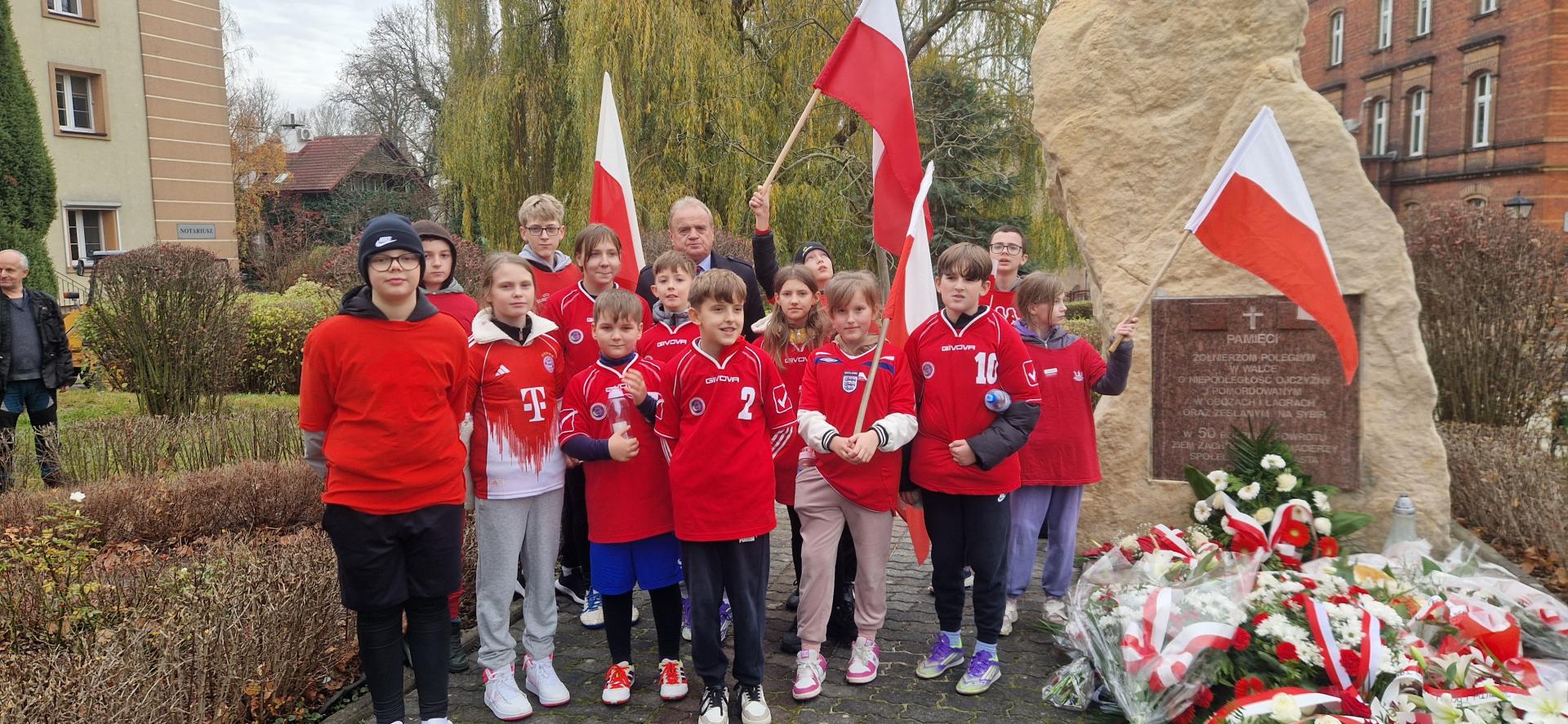 uczniowie pod Obeliskiem