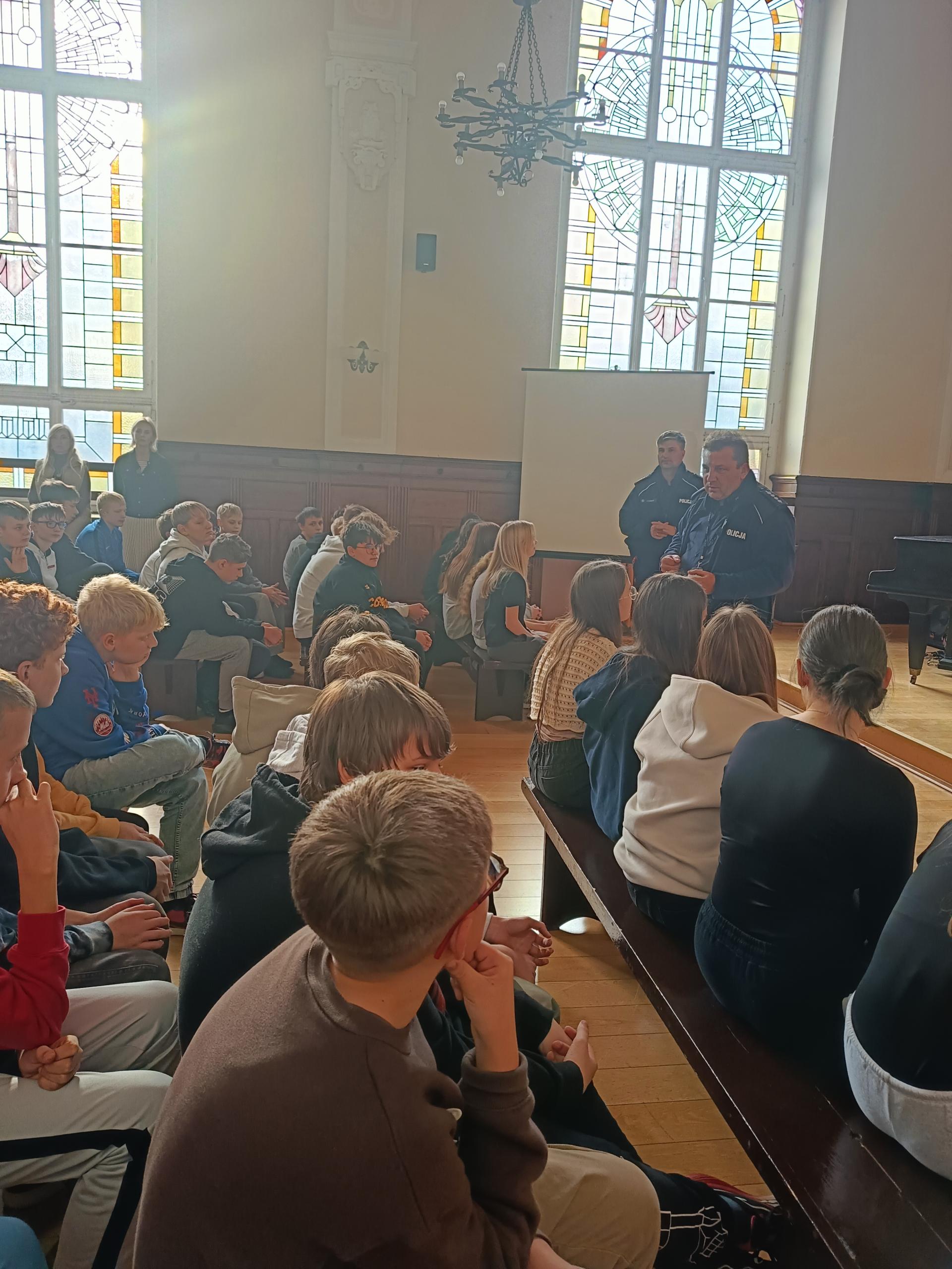 Spotkanie uczniów w auli szkolnej