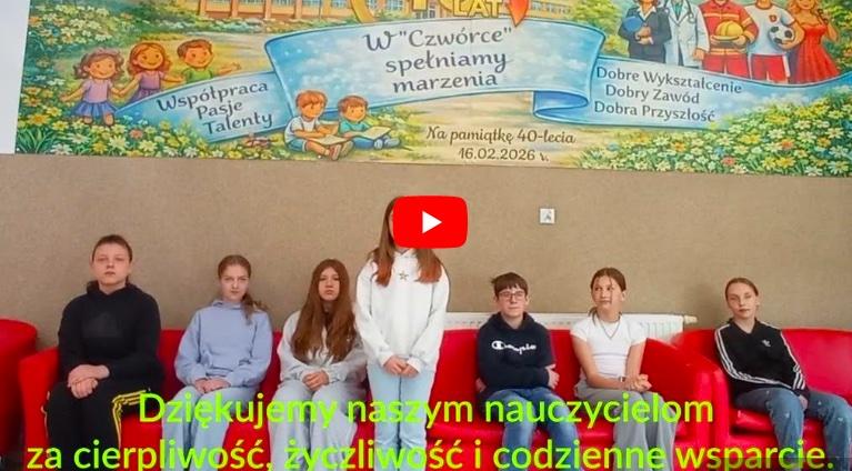 Uczniowie w holu szkoły