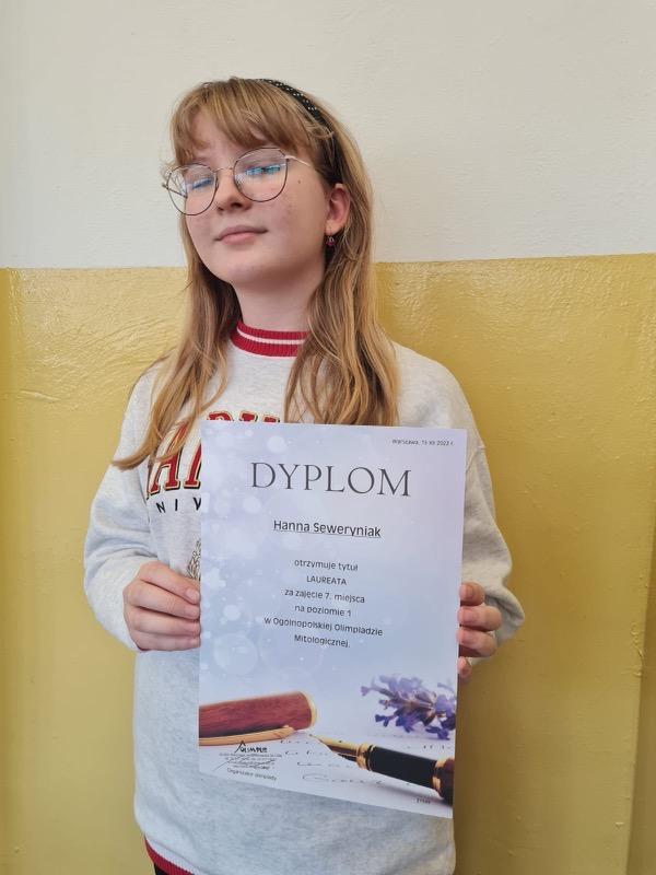 Uczennica z dyplomem