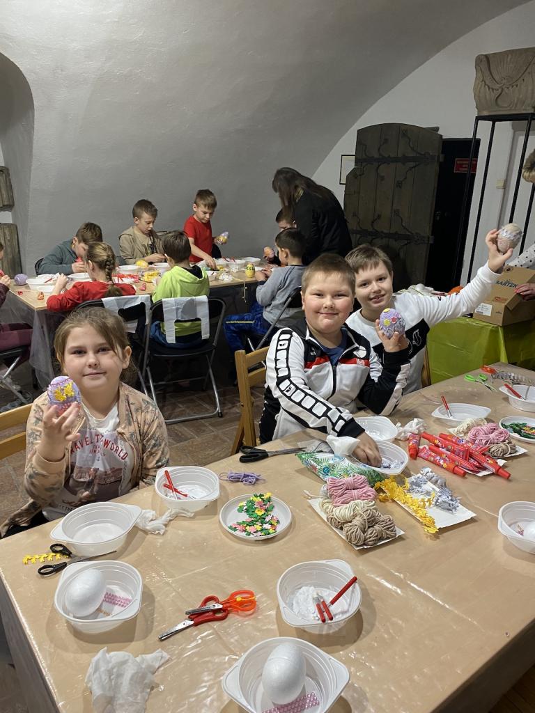 Uczniowie podczas warsztatów wielkanocnych