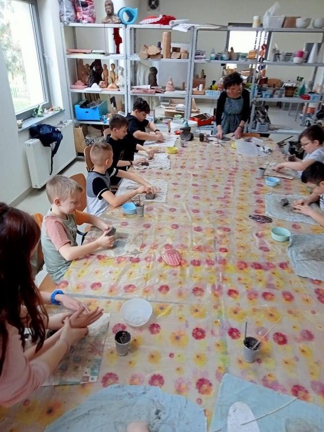 Uczniowie podczas warsztatów ceramicznych