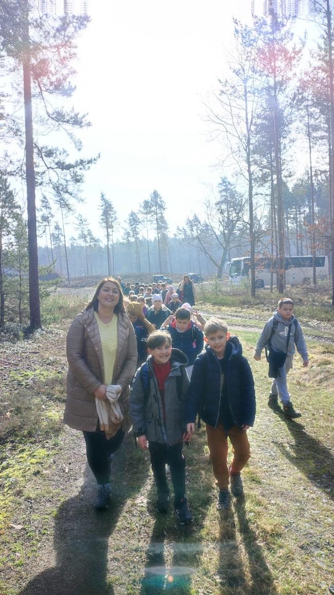 Wycieczka uczniów do lasu