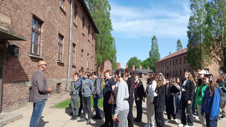 Uczniowie zwiedzający były obóz koncentracyjny