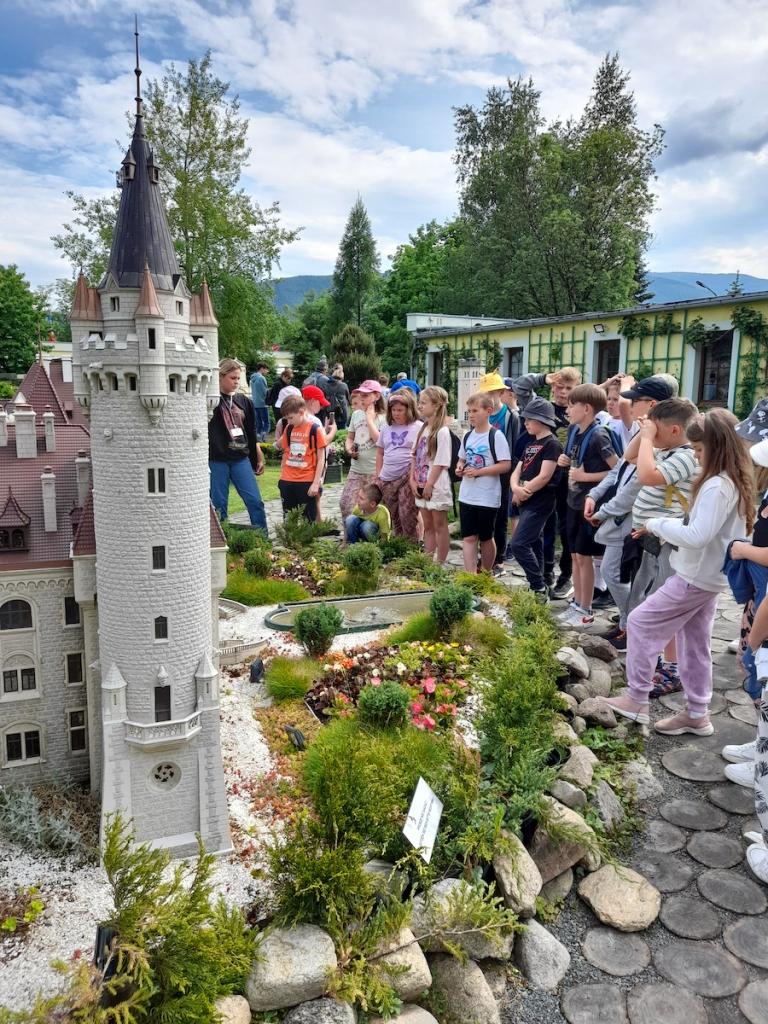 Uczniowie podczas wycieczki szkolnej