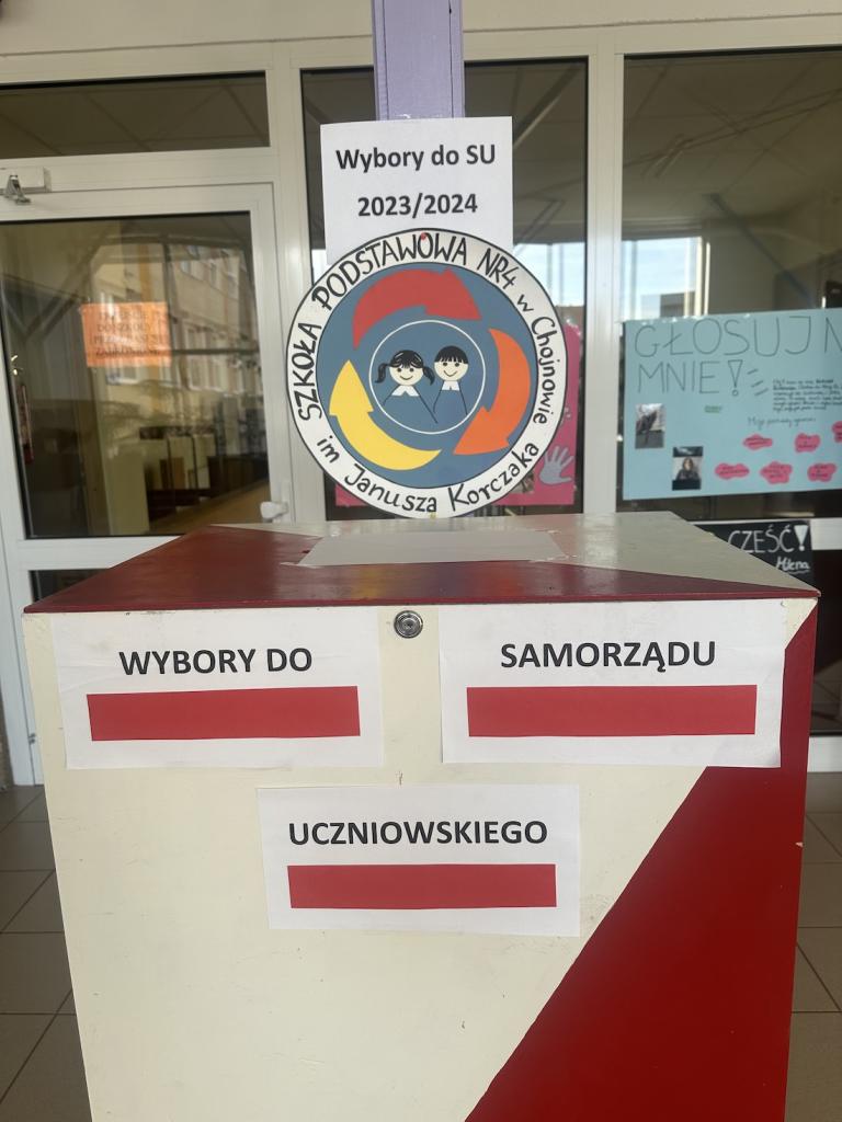 Uczniowie głosujący podczas wyborów do Samorządu Uczniowskiego