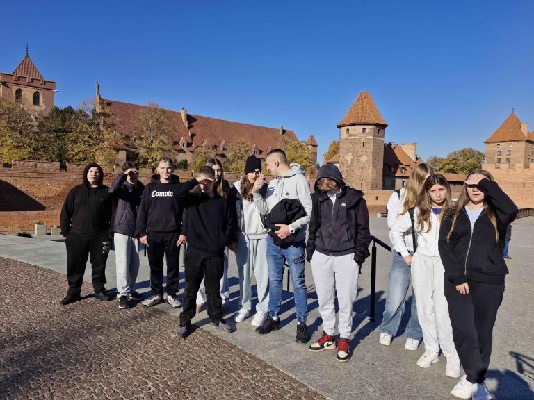 Uczniowie podczas wycieczki  w Malborku