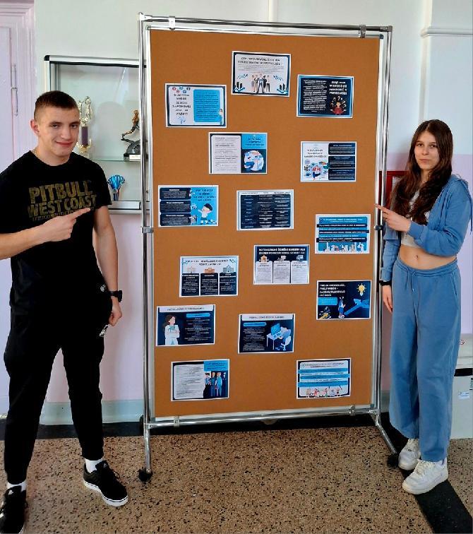 Uczniowie w holu szkoły