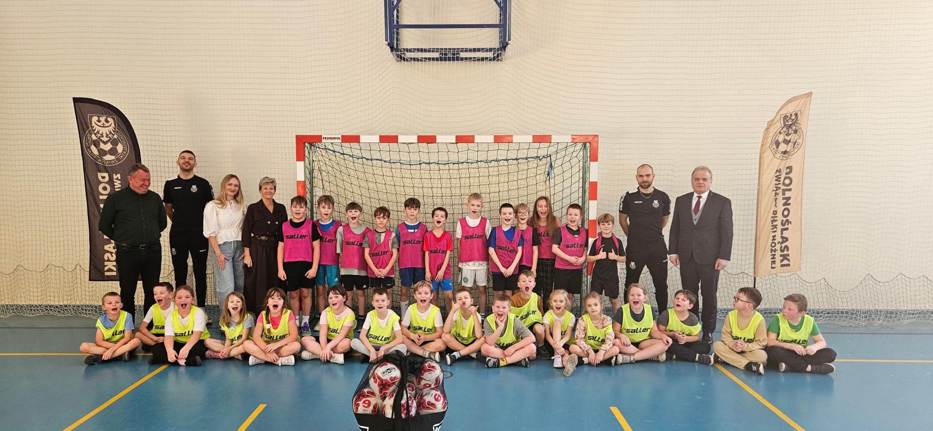 Dzieci otrzymuja paczki