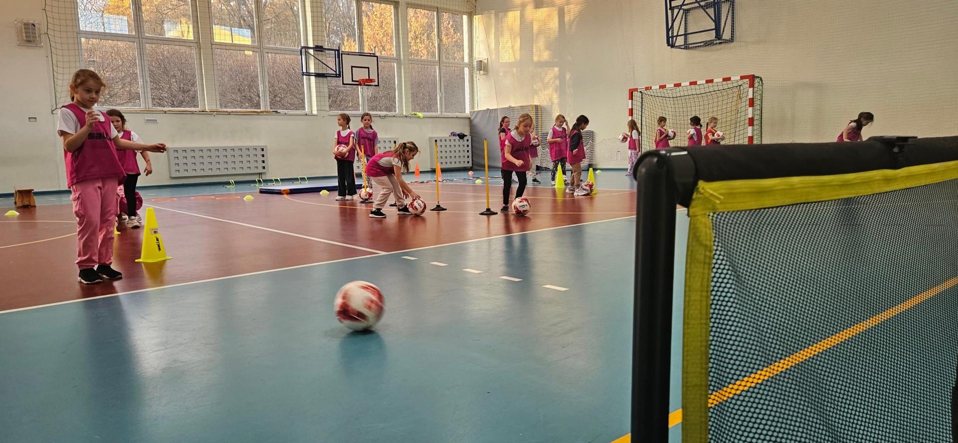 Dzieci ćwiczą z piłką