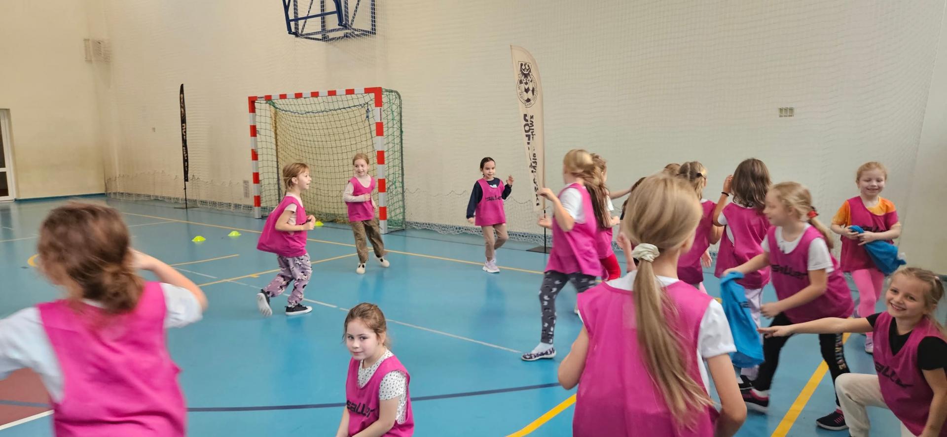 zabawa z piłkami na sali