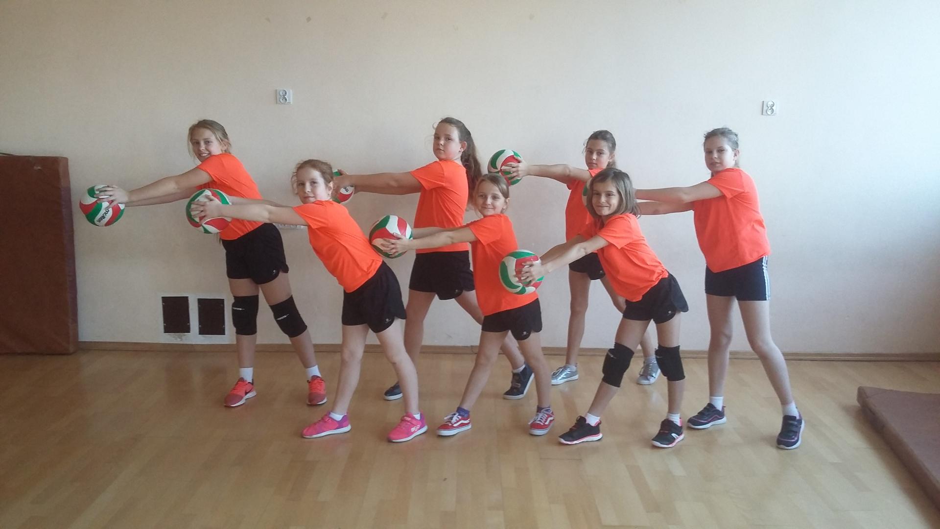 KLASA SPORTOWA TRENUJE SIATKÓWKĘ