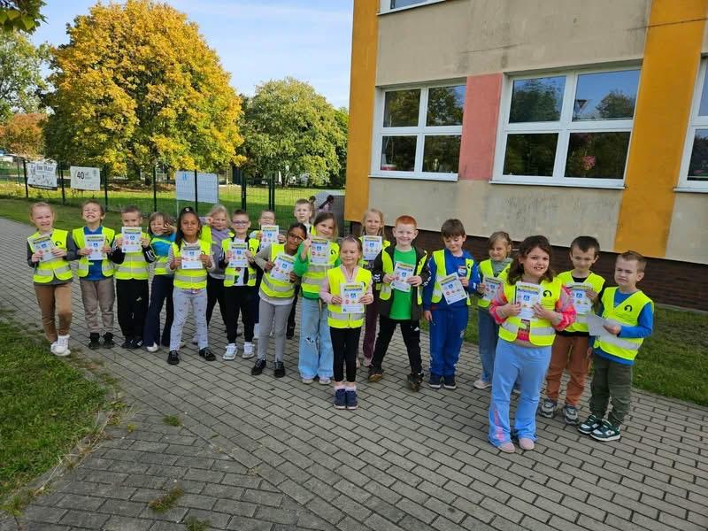Uczniowie podczas akcji - Odblaskowa szkoła