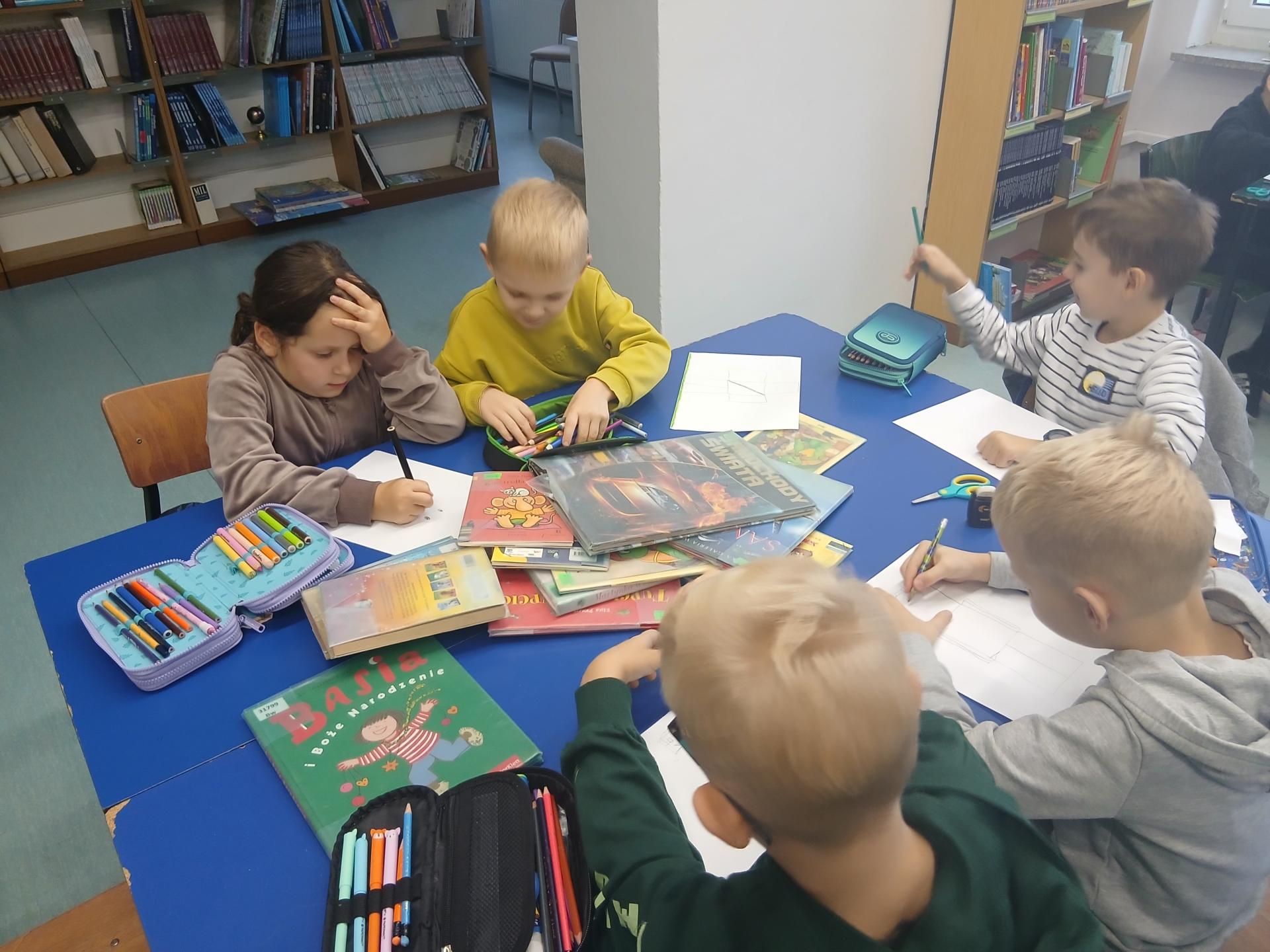 Pierwszaki w bibliotece szkolnej