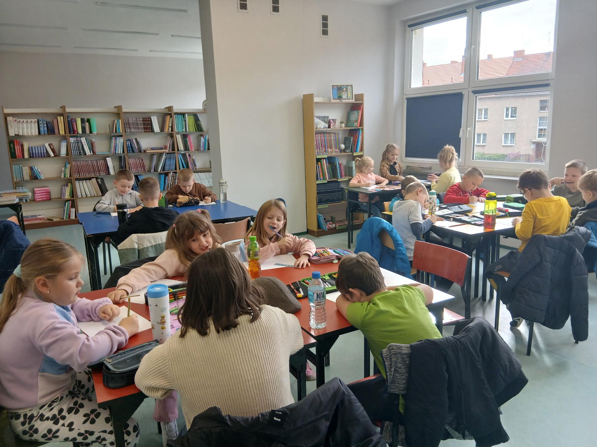Pierwszaki w bibliotece szkolnej
