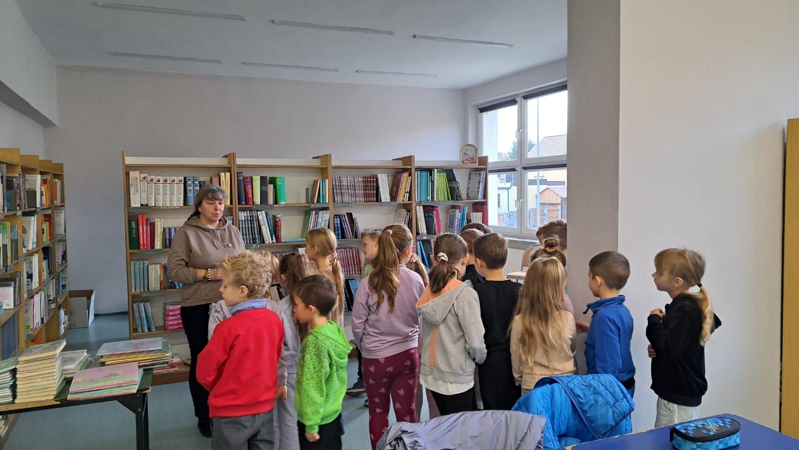 Pierwszaki w bibliotece szkolnej