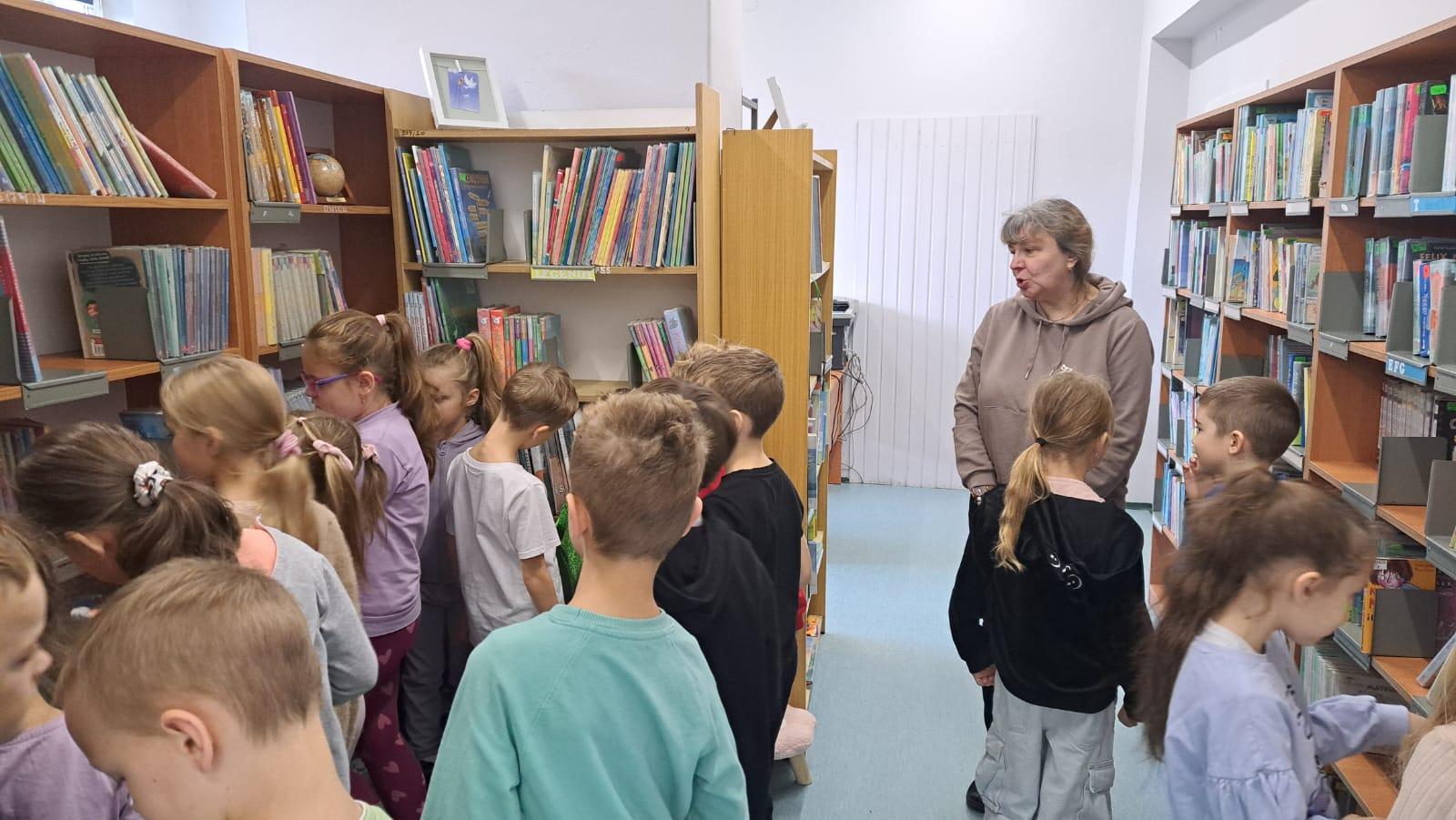 Pierwszaki w bibliotece szkolnej