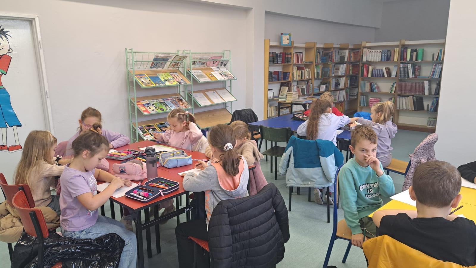 Pierwszaki w bibliotece szkolnej