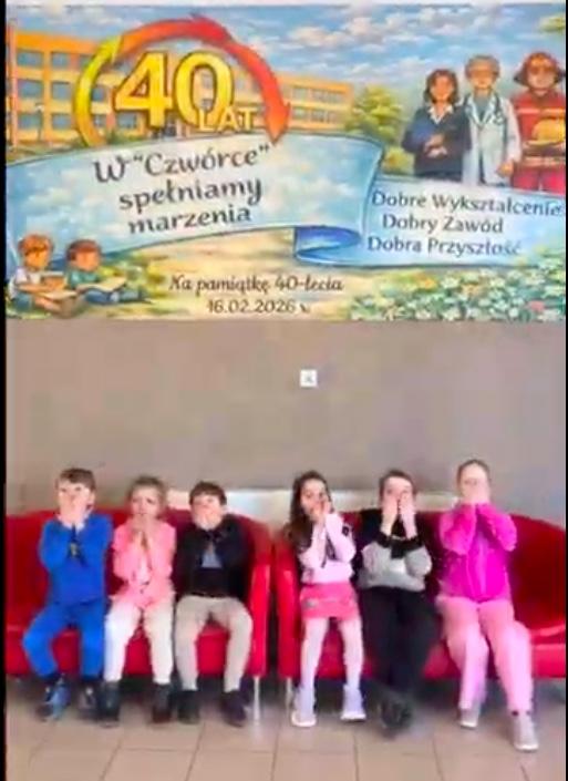 Uczniowie na holu