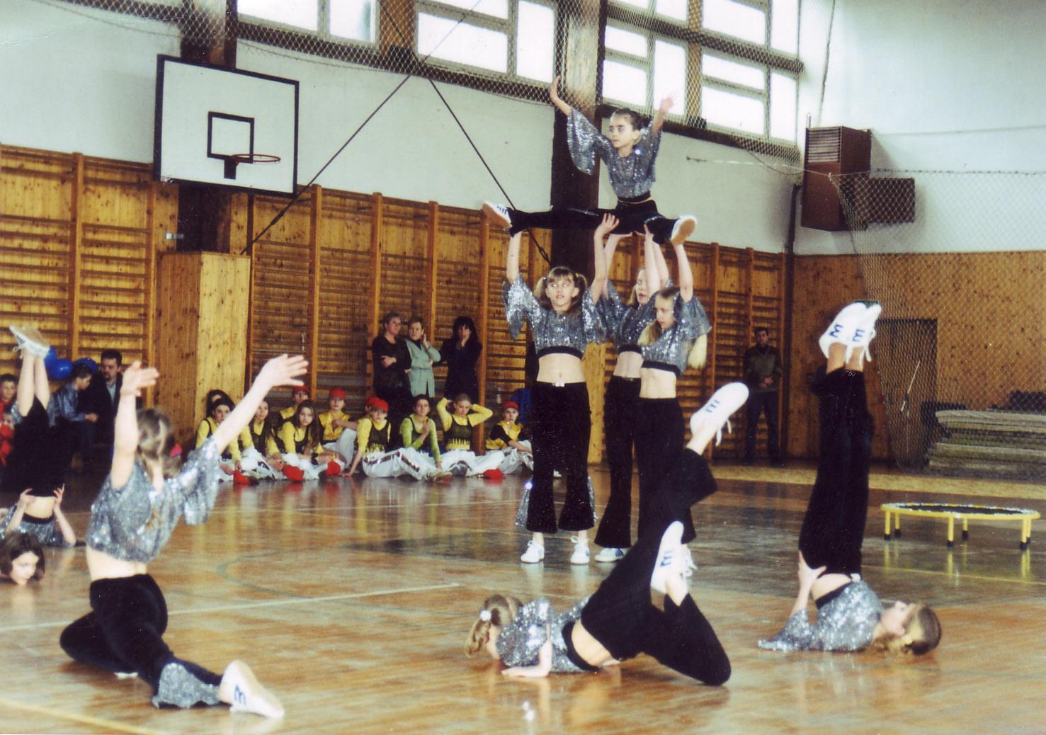 TANIEC AKROBATYCZNY 2001
