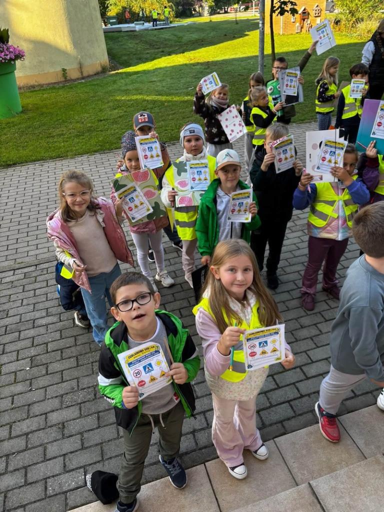 Uczniowie podczas akcji - Odblaskowa szkoła